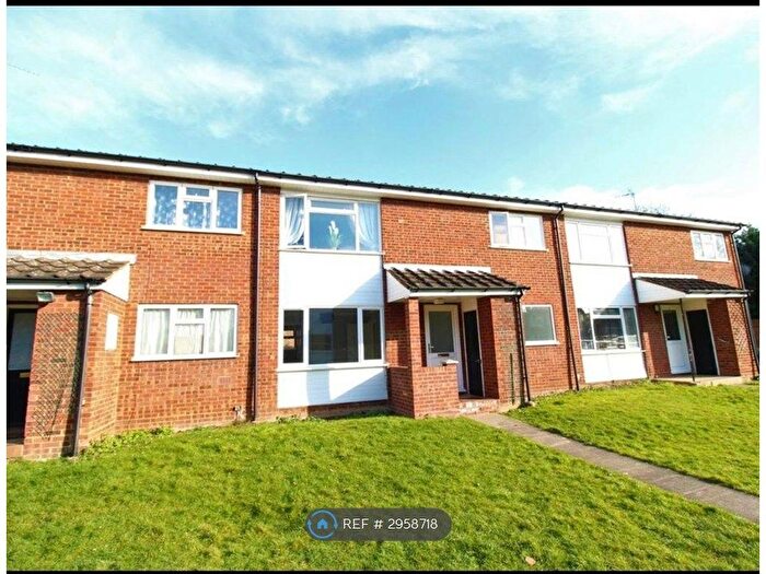 2 Bedroom Maisonette To Rent In Dunmow Court, Luton, LU3