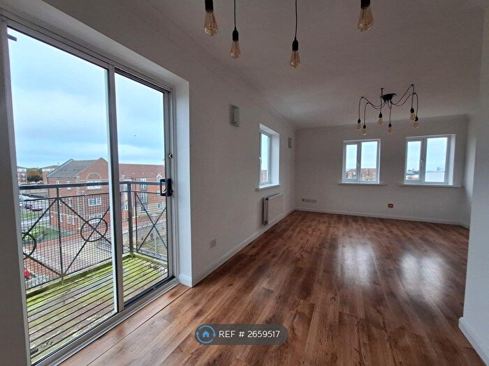 2 Bedroom Flat To Rent In Axholme Court, Hull, HU9