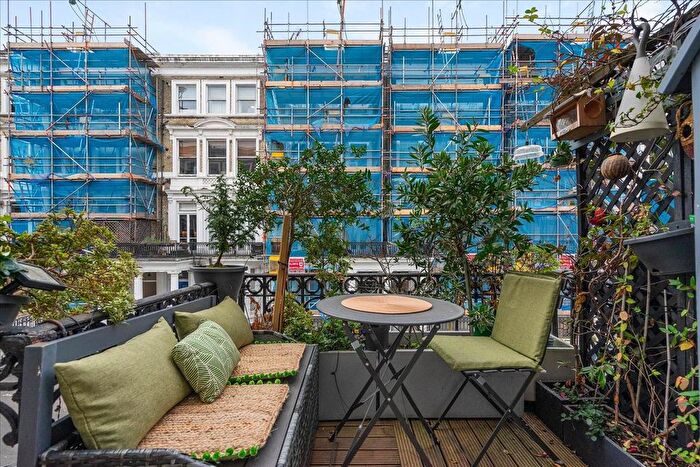 2 Bedroom Flat For Sale In Castletown Road, West Kensington, London, W14