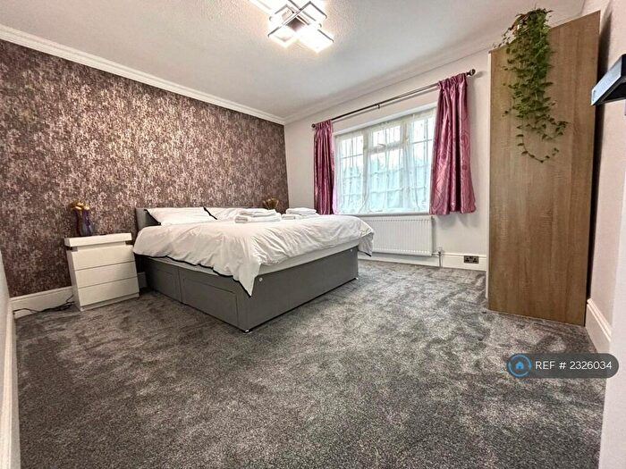 2 Bedroom Flat To Rent In Hendon Central, London, NW4