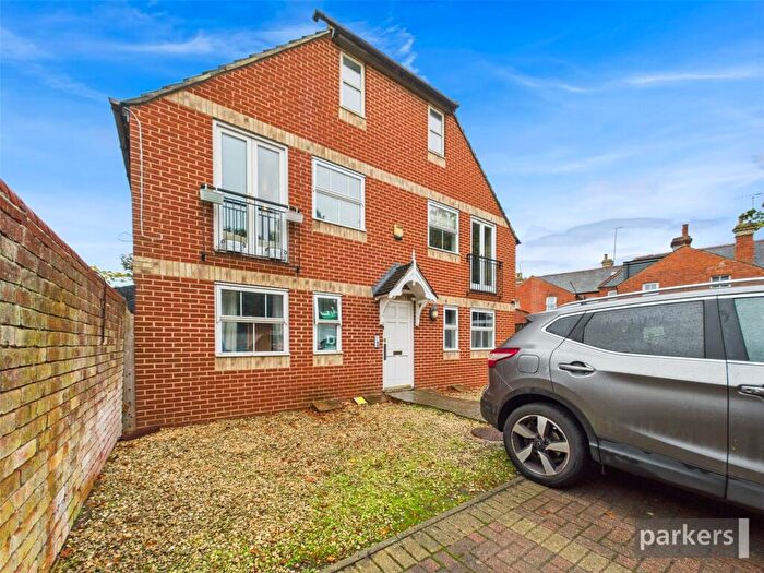 2 Bedroom Apartment For Sale In Wokingham Road, Reading, Berkshire, RG6