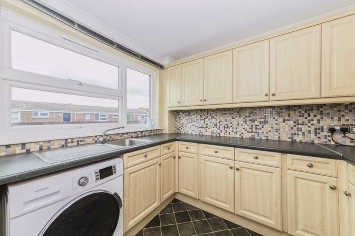 1 Bedroom Flat To Rent In Larch Close, Balham, SW12