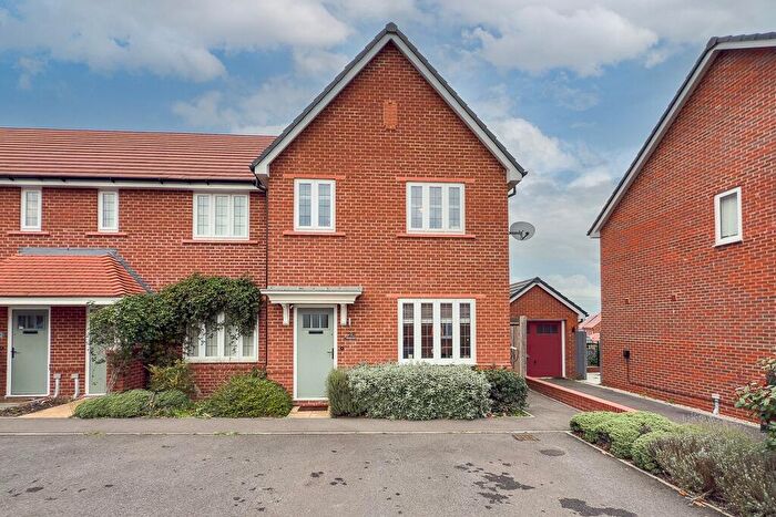 3 Bedroom End Of Terrace House For Sale In Porthcawl Drive, Binfield, Berkshire, RG42