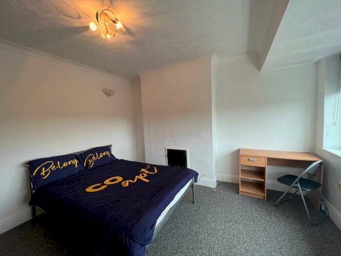 4 Bedroom House Of Multiple Occupation To Rent In Bevendean Crescent, Brighton, BN2