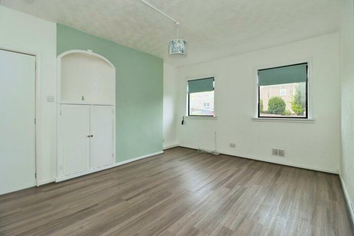 2 Bedroom Flat To Rent In Beveridge Street, Dunfermline, Fife, KY11