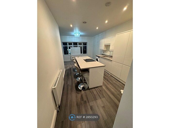 3 Bedroom Flat To Rent In Carshalton, Surrey, SM5