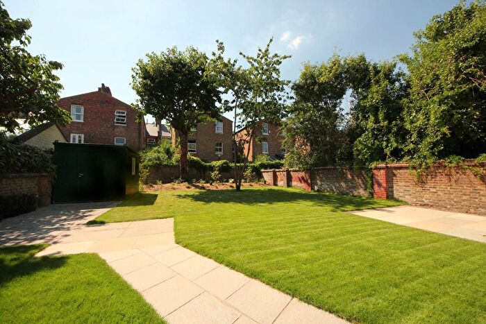 2 Bedroom Flat To Rent In Cumberland Park, W3