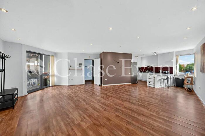 2 Bedroom Flat To Rent In Wick Lane, Hackney Wick, Hackney, London, E3