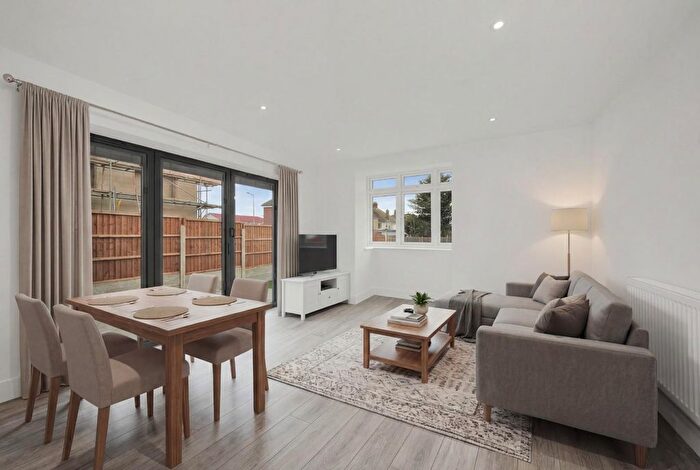 3 Bedroom Detached Bungalow For Sale In Plumpton Avenue, Hornchurch, RM12