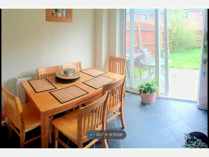 3 Bedroom End Of Terrace House To Rent In Kingsbury Close, Bury, BL8