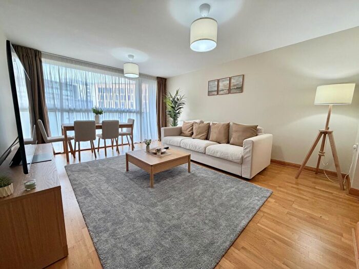 2 Bedroom Flat To Rent In Ingram Street, Merchant City, G1