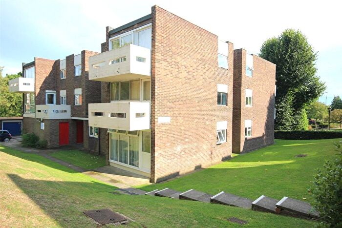 2 Bedroom Flat For Sale In Woking, Surrey, GU22