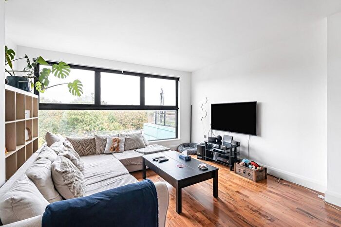 2 Bedroom Flat For Sale In Endwell Road, London, SE4