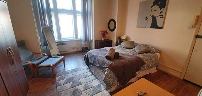 Studio To Rent In Park Avenue, London, NW2