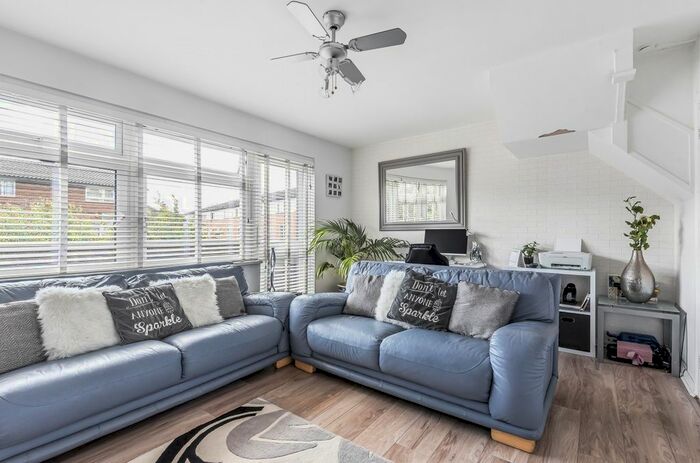 2 Bedroom Maisonette To Rent In Congreve Street, London, SE17