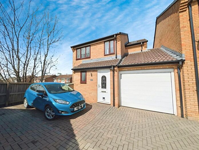 3 Bedroom Link Detached House For Sale In Slimbridge Close, Yate, Bristol, BS37