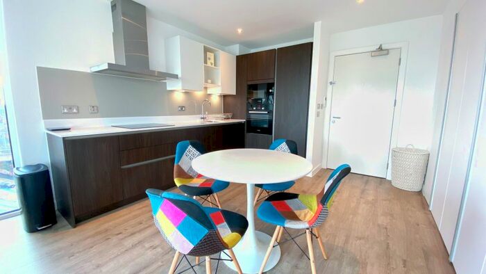 2 Bedroom Flat To Rent In Lockgate Square, Salford, M5