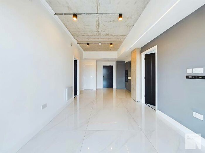 2 Bedroom Apartment To Rent In Apt . :: One Silk Street, M4