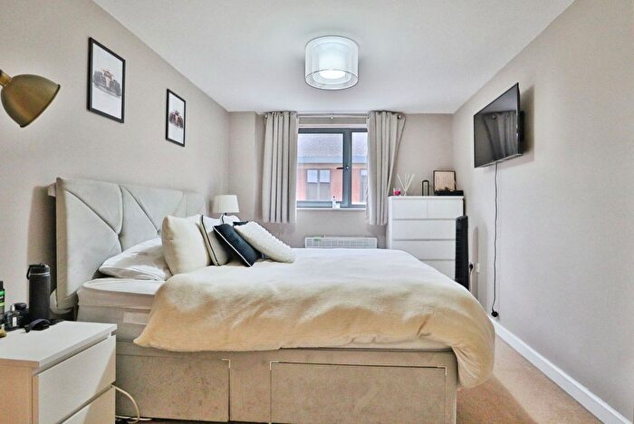 2 Bedroom Flat For Sale In City Walk, Leeds, West Yorkshire, LS11
