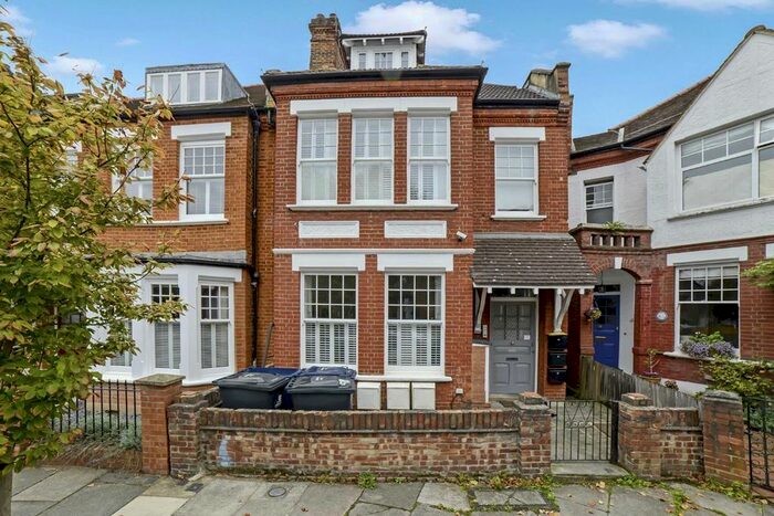 2 Bedroom Flat To Rent In Fairlawn Avenue, London, W4