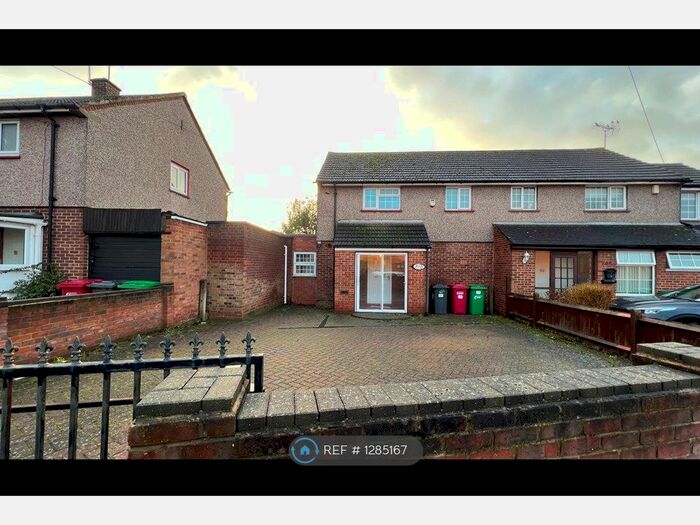 4 Bedroom Semi-Detached House To Rent In Cippenham Lane, Slough SL1