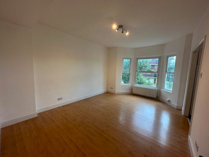 2 Bedroom Flat To Rent In Holdernesse Road, London, SW17