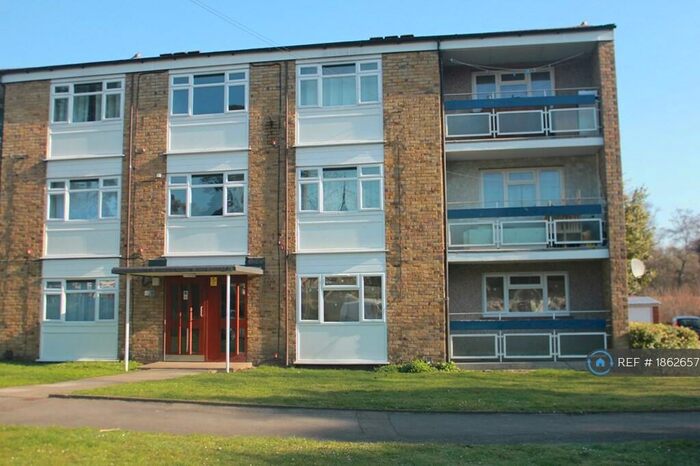 2 Bedroom Flat To Rent In Blewbuton Walk, Bracknell, RG12