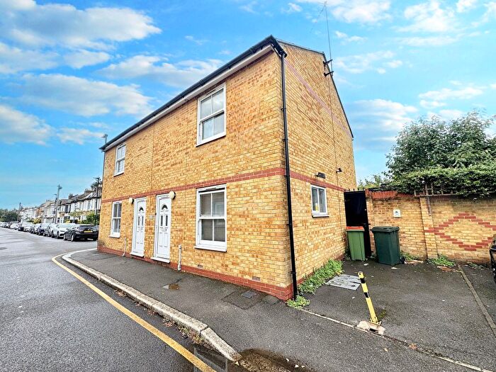 2 Bedroom Semi-Detached House To Rent In Albert Square, Stratford, E15