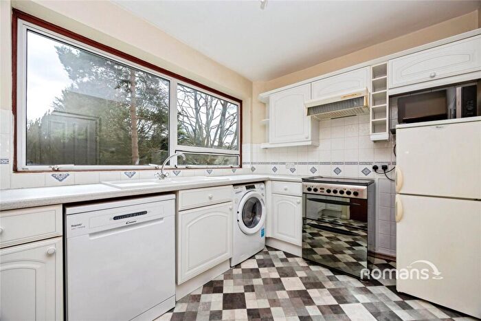 2 Bedroom Flat To Rent In Levylsdene, Guildford, Surrey, GU1