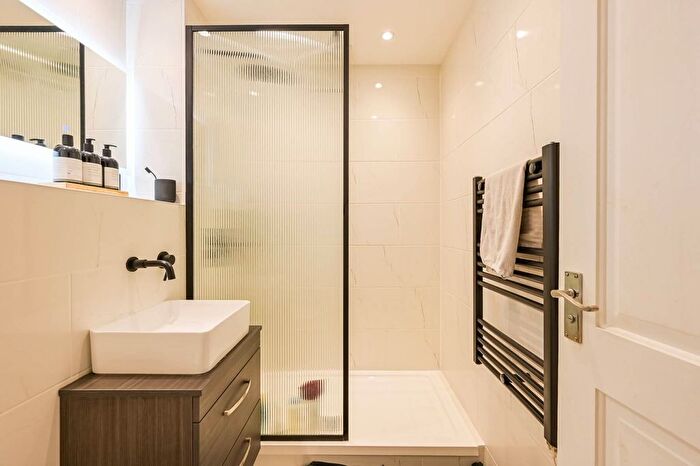 1 Bedroom Flat For Sale In Green Pond Close, Walthamstow, London, E17