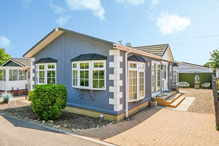 2 Bedroom Mobile/park Home For Sale In Heyford Leys, Upper Heyford, Bicester, OX25
