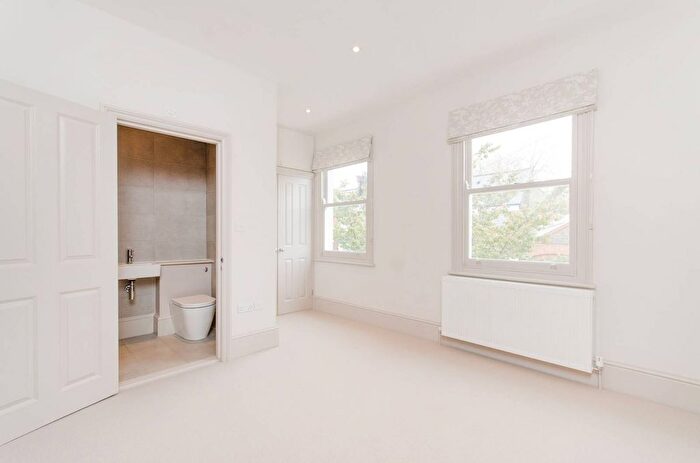 4 Bedroom Property To Rent In Holberton Gardens, Kensal Green, London, NW10