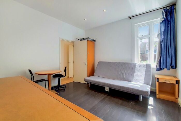 4 Bedroom Terraced House To Rent In Blackshaw Road, London, SW17