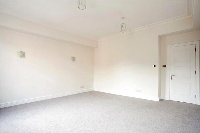 1 Bedroom Apartment To Rent In Brasenose Drive, SW13