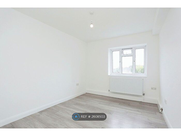 3 Bedroom Flat To Rent In Lydden Court, London, SE9