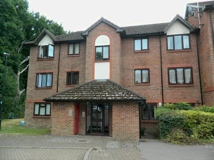 1 Bedroom Flat To Rent In Littlebrook Avenue, Slough, Berkshire, SL2