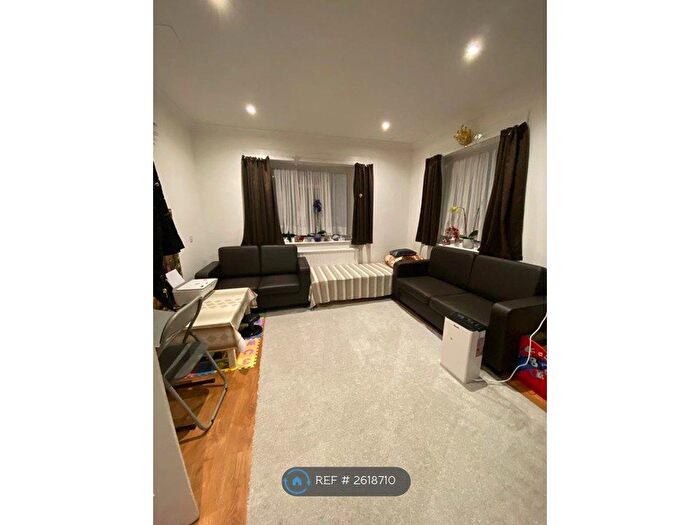 3 Bedroom Flat To Rent In Alexandra Avenue, Harrow, HA2