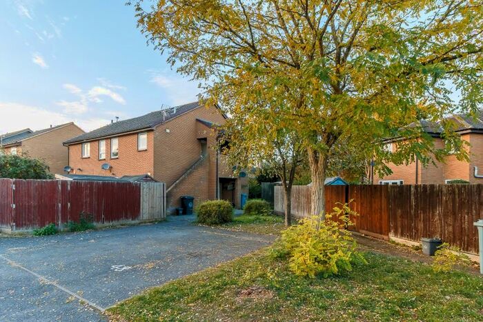 1 Bedroom Studio To Rent In Glenmore Road, Carterton, Oxon, OX18