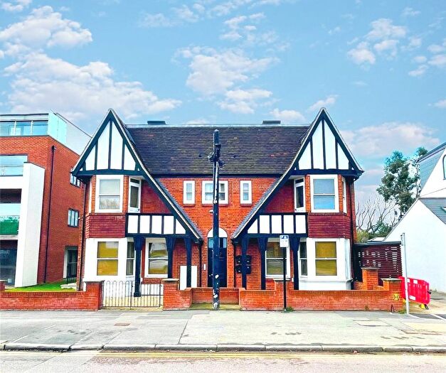 3 Bedroom Flat To Rent In New Wanstead, London, E11