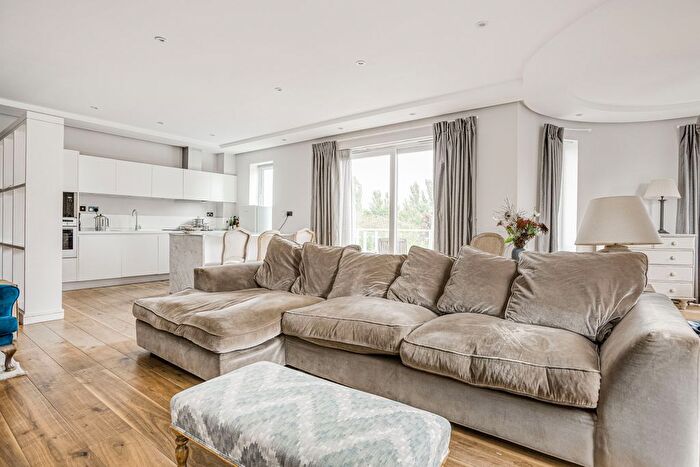 2 Bedroom Flat To Rent In Terrano House, Melliss Avenue, TW9