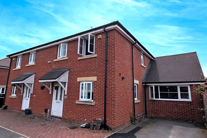 4 Bedroom Semi-Detached House To Rent In Great Farm Road, SO50