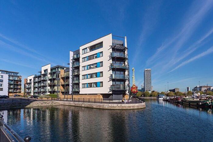 2 Bedroom Flat To Rent In Boardwalk Place, Canary Wharf, E14