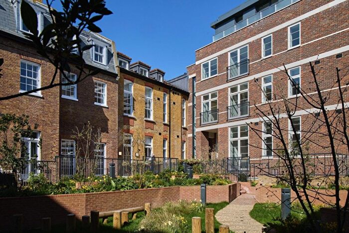 1 Bedroom Flat For Sale In Richmond Square, Kew Foot Road, Richmond, TW9
