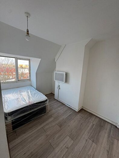Studio To Rent In Watling Avenue, Edgware, HA8