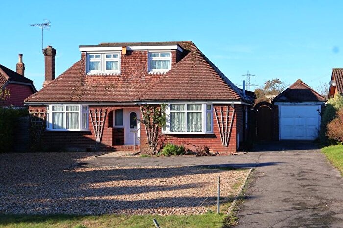 4 Bedroom Chalet For Sale In London Road, Horndean, PO8