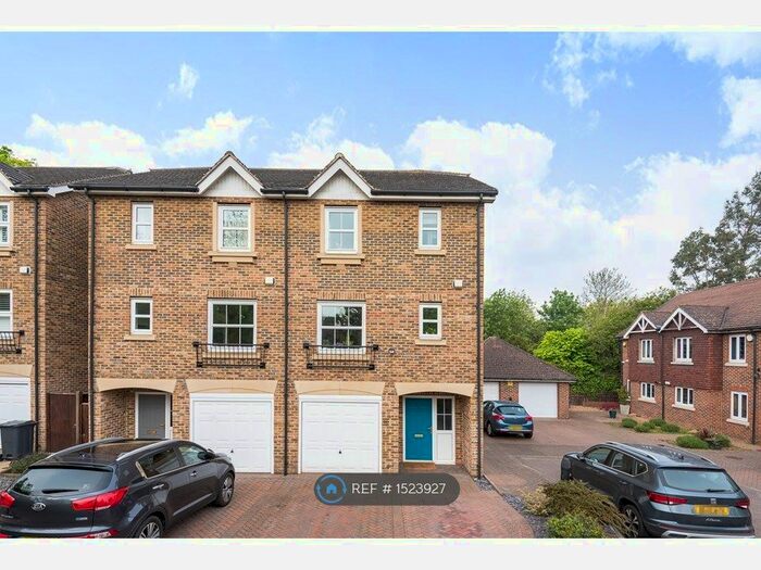 3 Bedroom Semi-Detached House To Rent In Bridgelands Close, Beckenham, BR3