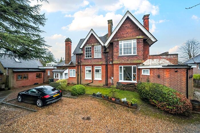 2 Bedroom Flat To Rent In Warren Road, Guildford, GU1