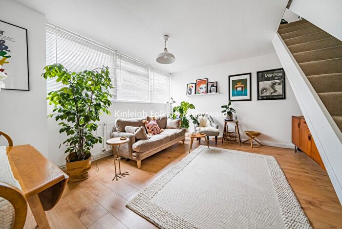 2 Bedroom Flat To Rent In Bourne Way, Bromley, Kent, BR2