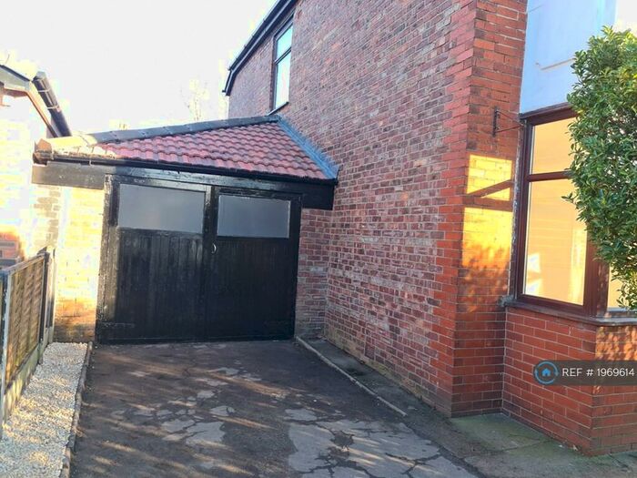 4 Bedroom Semi-Detached House To Rent In St John's Road, Manchester, M16