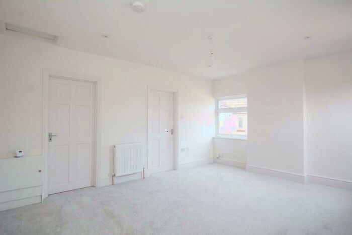 3 Bedroom Flat To Rent In Ferndale Road, Swindon, SN2
